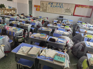 枣庄十八中翔宇部开展地震应急疏散演练活动-爱山亭网