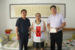 枣庄十八中两委走访看望老党员-爱山亭网