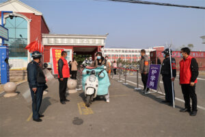 枣庄十八中“护学岗”――守好校园安全“第一关”！-爱山亭网