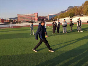 枣庄市第十八中学：高一年级举行足球射门趣味减压活动-爱山亭网