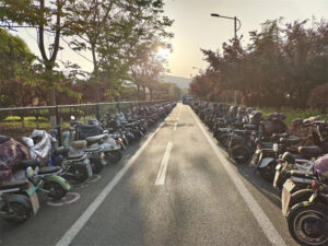 枣庄十八中：营造平安校园，学校车辆管理在行动-爱山亭网