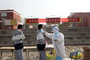 枣庄十八中：核酸抽测 筑牢疫情防线-爱山亭网