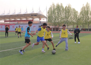 枣庄十八中“校长杯”校园足球联赛高二年级决赛精彩上演-爱山亭网