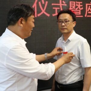 驻村干部“小胸牌”展现“大作为”-爱山亭网