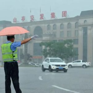 雨中坚守，只为出行安全-爱山亭网