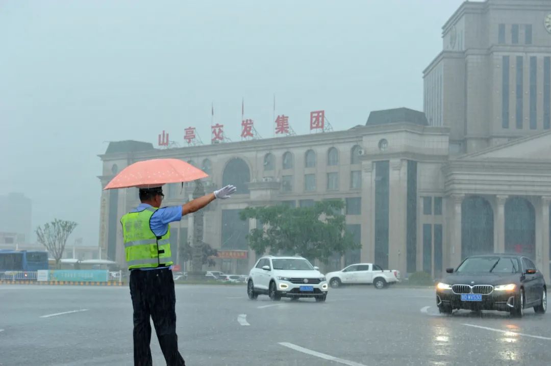 图片[3]-雨中坚守，只为出行安全-爱山亭网