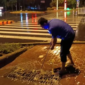 暴雨中的守护！区综合行政执法局坚守岗位应对强降雨-爱山亭网