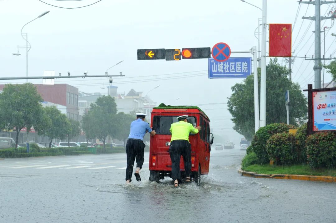 图片[5]-雨中坚守，只为出行安全-爱山亭网