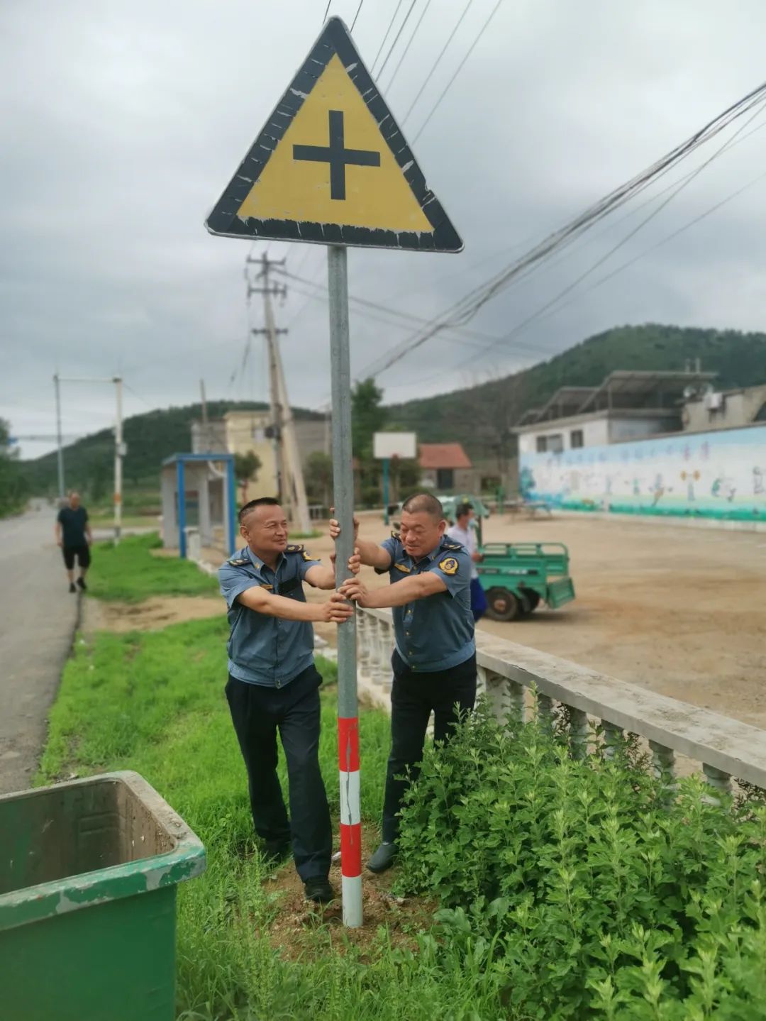 图片[3]-共创全国文明城市 | 加强公路夏季养护 打造美丽公路山亭样板-爱山亭网