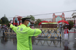 太暖心！枣庄山亭交警变“浇警” ，雨中护学撑起“平安伞”-爱山亭网