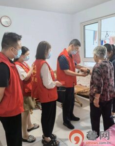 枣庄市市中区文化路街道为特困人员发放智能手环-爱山亭网