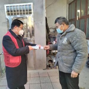 冯卯：驻村第一书记发放“爱心礼包”守护村民安康-爱山亭网