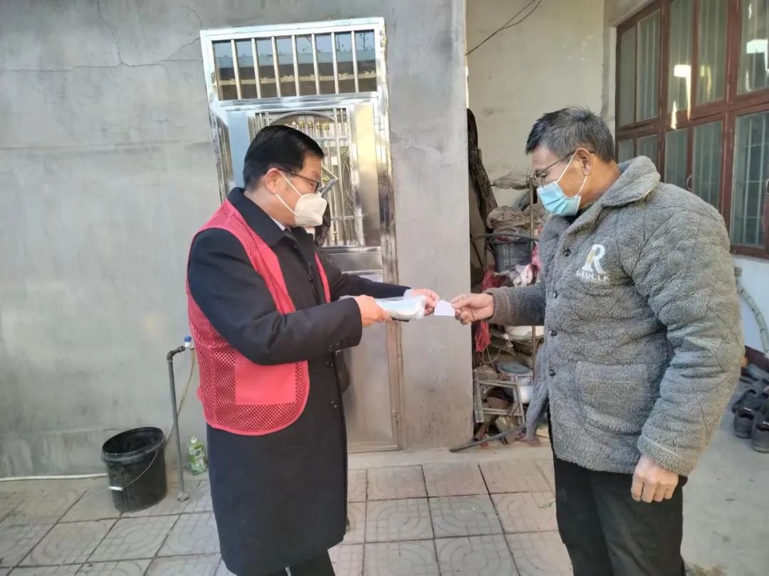 图片[2]-冯卯：驻村第一书记发放“爱心礼包”守护村民安康-爱山亭网