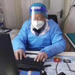 壮志未歇！桑村镇退休医生重披“战衣”再“上岗”-爱山亭网