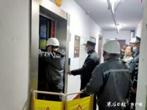 薛城区开展电梯事故应急救援演练暨电梯安全知识进社区活动-爱山亭网