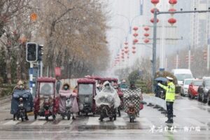 大雪纷飞 “警”色暖心-爱山亭网