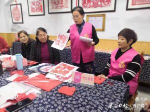 巧手剪纸致敬战“疫”先锋-爱山亭网