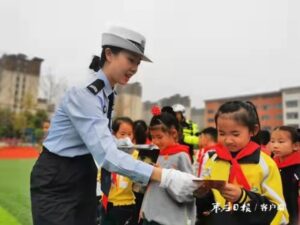 交通安全从娃娃抓起-爱山亭网