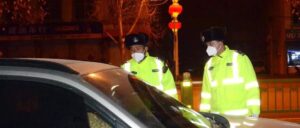 我区交警夜查酒驾-爱山亭网