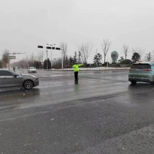 山亭交警战严寒斗风雪守护安全出行路-爱山亭网