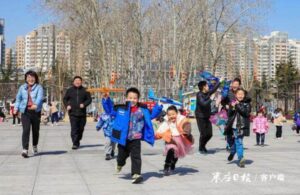 放飞风筝 感受春天-爱山亭网