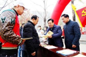 加大宣传力度 滕州普法宣传进公园-爱山亭网