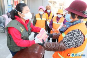 “春晖社工”给环卫工人送温暖-爱山亭网