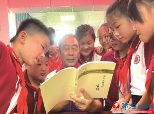 “五老”宣讲红色故事-爱山亭网