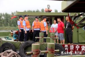 “烟花”易冷 警民温情-爱山亭网