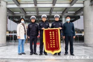 快速破案解民忧 群众送锦旗致谢-爱山亭网