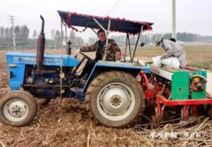 陶庄抢墒播种人机繁忙-爱山亭网