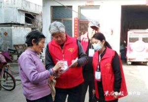 志愿者走村入户听民声-爱山亭网