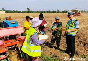 滕州交警：走进田间地头 唱响麦收“平安曲”-爱山亭网