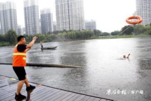 公园广场防溺水演练 筑牢水系安全网-爱山亭网