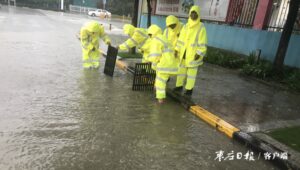 台风“烟花”来袭 新城环卫始终在线-爱山亭网