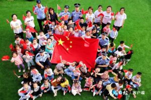 中国红·齐鲁行|“警察蓝”守护“国旗红”-爱山亭网