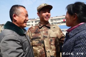 滕州166名大学生士兵携笔从戎，启程前往军营-爱山亭网