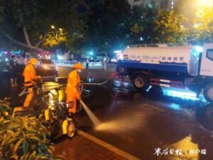 园林环卫齐上阵 “夜战”冲洗人行道-爱山亭网