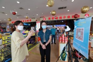 做好防疫防控 场所码“逢进必扫”-爱山亭网