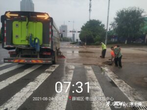 薛城区“人机结合”开展暴雨后城市路面清理-爱山亭网