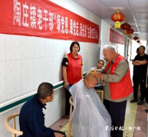 退休老党员20年坚持义务理发-爱山亭网