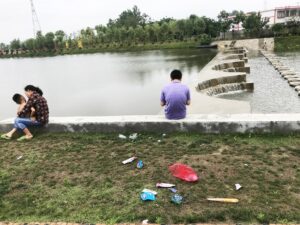 点点垃圾 污了河畔美景-爱山亭网