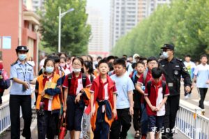 开学第一天，滕州公安开启“平安护学”模式-爱山亭网