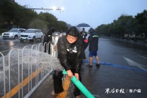 滕州冒雨排积水 保畅通不间断-爱山亭网
