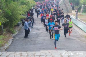 奋勇攀登展青春 滕州举办“五四”青年职工登山赛-爱山亭网