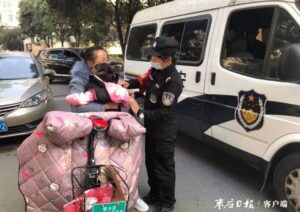 滕州市公安局巡警大队及时救助一名走失儿童-爱山亭网