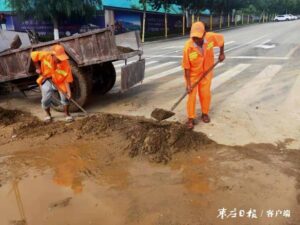 大雨过后 环卫工人清理道路淤泥忙-爱山亭网