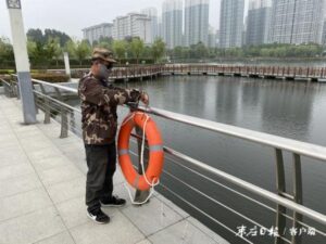 奚仲广场水体增加警示牌 温馨提示保安全-爱山亭网