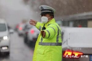 “雪警”上线！风雪中守护群众平安出行！-爱山亭网