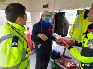 暖心！枣庄老人3个月做72双鞋垫送民警！多大码的都有-爱山亭网